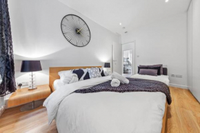 3 Bedroom Flat in Haymarket London Sleeps 14 HY1
